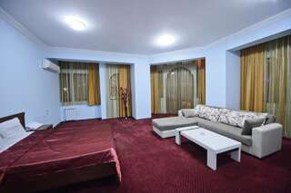 Отель Hotel Old Town Батуми Люкс с балконом-1