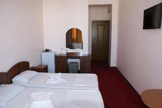 Отель Hotel Old Town Батуми Стандартный двухместный номер с 2 отдельными кроватями и балконом-5