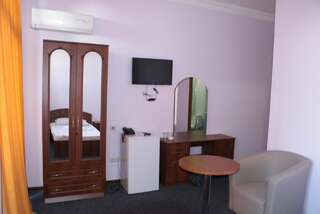 Отель Hotel Old Town Батуми Стандартный двухместный номер с 2 отдельными кроватями и балконом-6