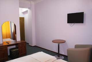 Отель Hotel Old Town Батуми Стандартный двухместный номер с 2 отдельными кроватями и балконом-7
